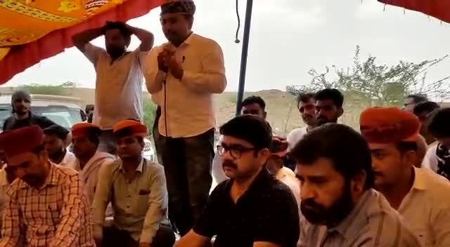 हमारे मातासुख, कसनाऊ व इग्यार के किसान आंदोलन में सरकार व #RSMML द्वारा मुआवजे सहित सभी मांगों पर सहमति के पश्चात खींवसर विधायक श्री नारायण बेनीवाल व #RSMML के जीएम श्री अरूण सिंह की मौजूदगी में हमने मातासुख में धरना समाप्ति की घोषणा की ..
