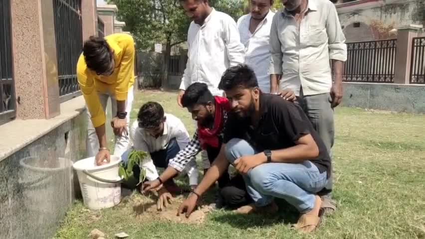 #विश्व_पर्यावरण_दिवस के अवसर पर #दीपक उपाध्याय के नेतृत्व में छात्रों ने सरजू पाण्डेय पार्क में किया पौधरोपण..