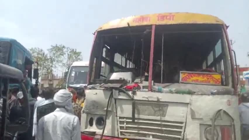 महोबा डिपो बस और डंफर की हुई टक्कर
जिससे बड़ी दुर्घटना होने से बाल बाल बची#mahobadipo #roadways