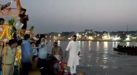 फिल्म प्रमोशन के लिए काशी पहुंचे अभिनेता अक्षय कुमार गंगा में डुबकी लगाई #वाराणासी