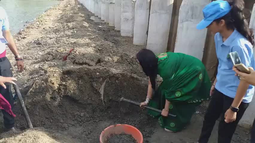 मंदसौर: इंदौर अभिनेत्री सारिका दीक्षित द्वारा शिवना को शुद्ध करने के लिए उठाया गया फावड़ा व तगारी....! #actress #news