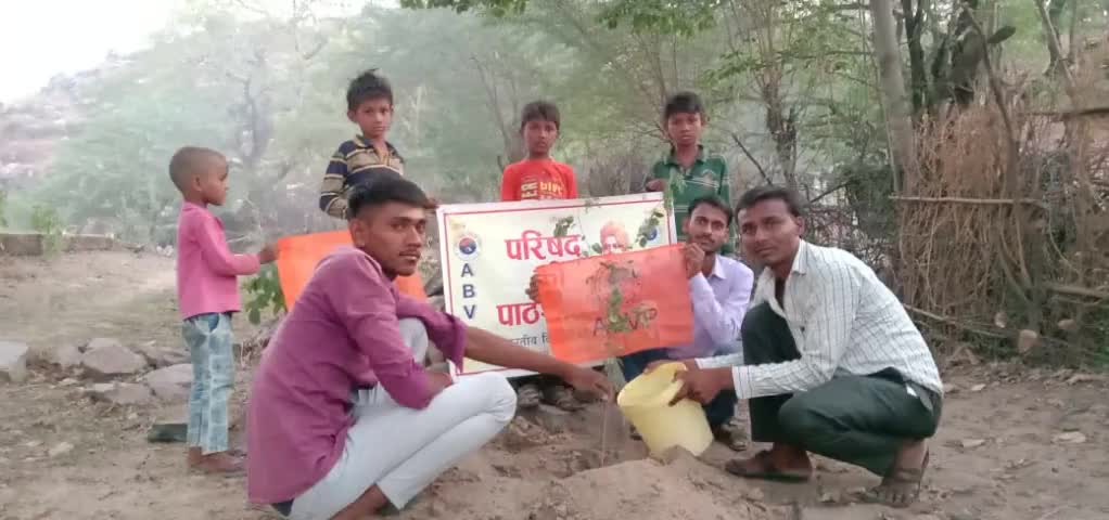 #ABVPMAHOBA
#वृक्ष_लगाओ #जीवन_बचाओ
अखिल भारतीय विद्यार्थी परिषद चरखारी नगर इकाई #परिषद_की_पाठशाला_रूपनगर के बच्चो के साथ मंदिर परिसर में वृक्षारोपण किया गया  एवं नगर इकाई के कार्यकर्ताओ द्वारा विभिन्न स्थानों पर वृक्षारोपण किया गया