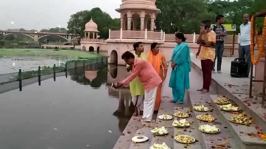 कुड़िया घाट चौक पर #गोमती महा आरती का आयोजन किया गया उसका लाइव प्रसारण