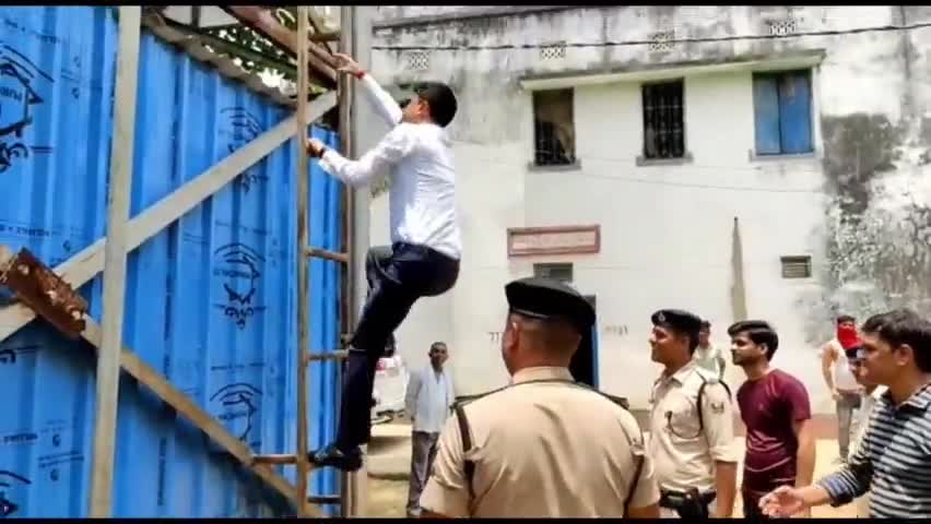 एक डीएम ऐसा भी

शिकायत मिली तब नल जल योजना की जांच करने खुद पानी टंकी पर चढ़ गए #रोहतास के  #DM धर्मेंद्र कुमार