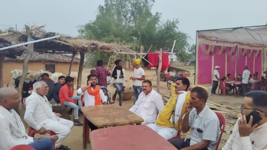 पतरा खुर्द पंचायत के ग्राम सामूडीह में हरेंद्र यादव के दादा स्व. बजरंगी यादव के ब्रह्मभोज कार्यक्रम में शामिल होकर प्रसाद ग्रहण किया और मृत आत्मा के शांति की कामना की। ॐ शांति 🙏
#हुसैनाबाद #BJPJharkhand #धर्मपाल #दीपकप्रकाश #किसानब्रिगेड #