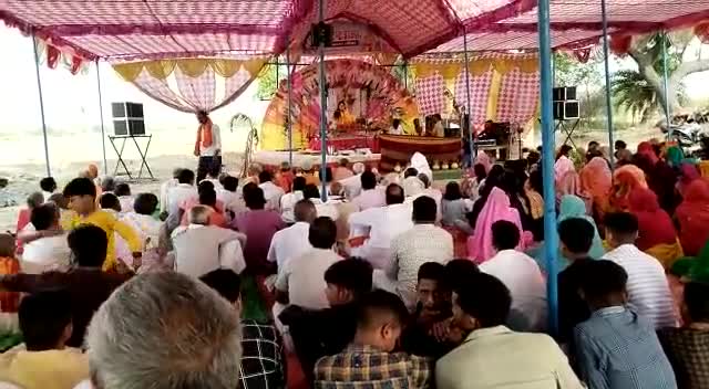 औरैया: अछल्दा में घासी पूर्वा में चल रही श्रीमद्भागवत कथा, कथा सुनते श्रद्धालुओं#भागवत कथा