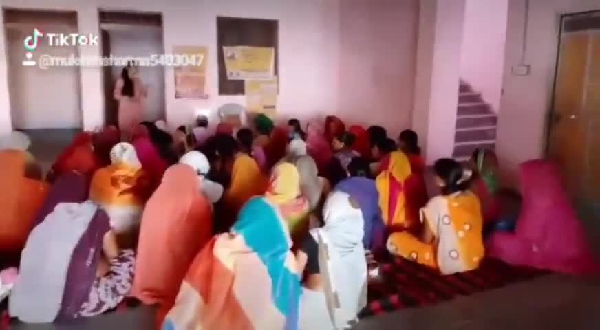 मजदूरी अनपढ़ हेमाली करने वाली महिलाओं को केची और सुई धागे से आज घर पर बैठकर दो पैसे कमा रही है ﻿#श्रीनाथ समूह सुनीता