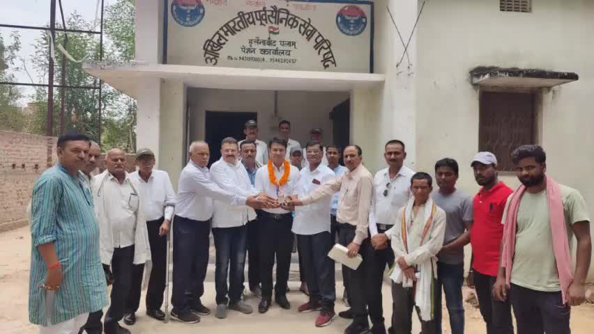 अखिल भारतीय पूर्व सैनिक सेवा परिषद हुसैनाबाद इकाई के द्वारा जेपीएससी में डीएसपी पद पर चयनित पथरा पंचायत के चंकार कस्तूरी गांव निवासी सुनील कुमार सिंह को पूर्व सैनिक का स्मृति चिन्ह और बुके देकर सम्मानित किया गया। 
#हुसैनाबाद #मोहम्मदगंज