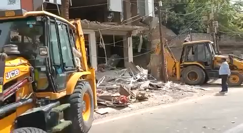 कानपुर में हुए उपद्रव के मास्टर माइंड दंगाई हयात जफर हाशमी और उनके साथी मोहम्मद इश्तियाक की बिल्डिंग पर बुल्डोज़र बाबा की कृपा हुई। #BuldozerBaba