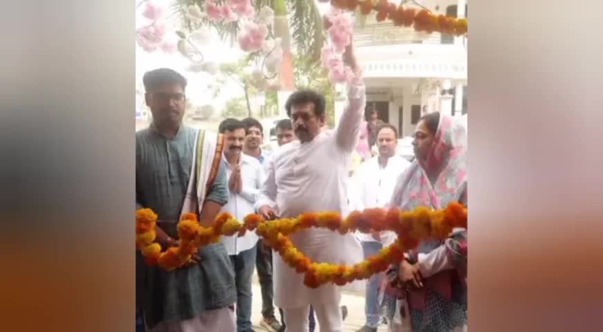 गोरखपुर: #सदर #सांसद #रवि किशन शुक्ल अपने नयेघर के गृहप्रवेश कार्यक्रम
#news24official #newsstateup #myogiadityanath #cooldued90