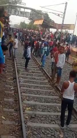 आरा: छात्र कैसे जान जोखिम में डाल कर पहुँच रहे exam देने, रेल में लटके फिर कुछ गिरे भी #railways#arajila#sandesh#studentnews