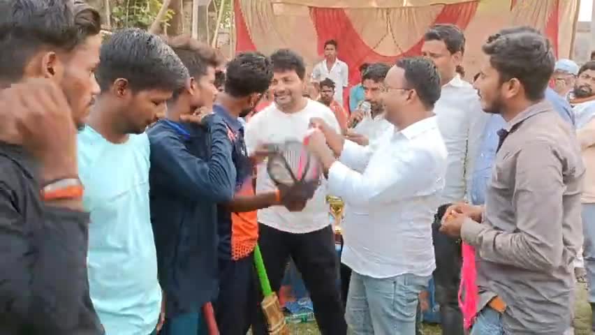 जेएमडी क्रिकेट टूर्नामेंट घाटकुसुंभा का फाइनल मुकाबला शेखपुरा vs शेखपुरा सेट क्लब के बीच खेला गया 
यह टूर्नामेंट शेखपुरा सेट क्लब ने 6 विकेट से जीत कर अपने नाम किया 
दोनों टीमों को मुख्य अतिथि जदयू नेता #राहुल_कुमार ने ट्रॉफी और नगद पुरस्का