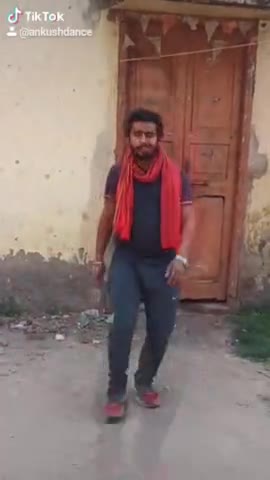 Kuchh Balkhake Kuchh Lahra Ke Hirni Jaisi Chalti Hai | #Ankush Shrivastav #Dance #Bollywoodsong #Act #public📱8651616618
