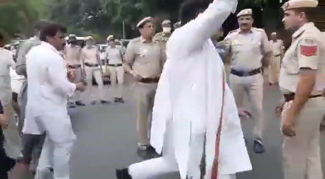अखिल भारतीय कांग्रेस कमेटी अनुसूचित जाति विभाग के राष्ट्रीय चेयरमैन श्री #राजेश_लिलोठिया जी के साथ केन्द्र सरकार के इसारे पर दिल्ली पुलिस धक्का मुक्की करने कर गिरफ्तार करने का कार्य किया है इस घटना की जितनी निंदा की जाएं कम है