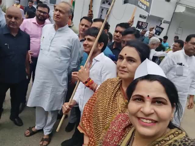 ''सत्य की लड़ाई'' के समर्थन में दिल्ली का चप्पा-चप्पा 'तानाशाही नहीं चलेगी' के नारों से गूंज रहा है।

कांग्रेस के योद्धा डरेंगे नहीं, डटकर तानाशाही का विरोध करेंगे। Ashok Gehlot 
#राहुल_का_सत्याग्रह