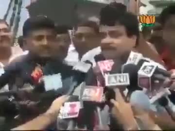 मोदी जी ! गडकरी साहिब की सलाह मानिए,
तानाशाह बनकर हर जगह न बंदूक तानिए ॥
#राहुल_का_सत्याग्रह