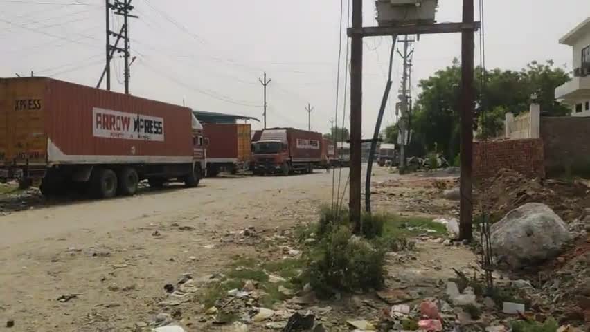 गौतम बुद्ध नगर: ग्रेटर नोएडा ईकोटेक थर्ड इंडस्ट्रियल एरिया में लगा कूड़ा का ढेर.बढ़ रहा है वायु प्रदूषण #greater noida development ....