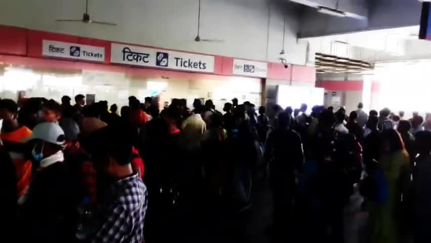 आनंद विहार से मेट्रो स्टेशन पर टिकट काउंटर तमाम भीड़ दिखाई दी
#Delhimetro
