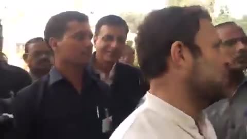 ये राहुल गांधी है,
सवालों से घबराता नहीं।
 प्रधानमंत्री मोदी भी जनता के सवालों के जवाब देंगे? #deshkiaawazrahul