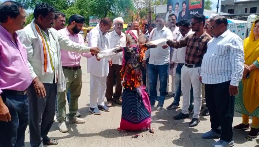 आज नगर कांग्रेस कमेटी द्वारा बढ़ती महंगाई, भ्रष्टाचार के विरोध में नेपानगर में  #पुतला दहन किया गया।