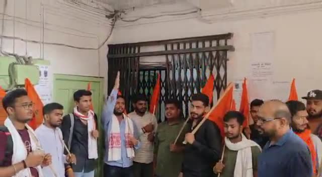 #ABVP_आरा द्वारा वीर कुँवर सिंह विश्वविद्यालय के #कुलपति का घेराव कर 4 घण्टे तक आक्रोश प्रदर्शन हुआ.