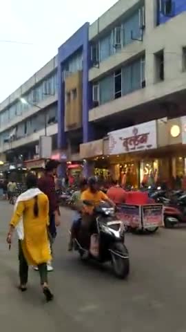 रीवा बाजार में अभी भी तार लटकते हुए दिखते है।
#citynews100 #deshi