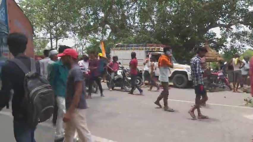#TOD / #अग्निपथ योजना के विरोध में #NH_31 पर मानसी से 5KM दुरी पर आगजनी एवं भीषण जाम।