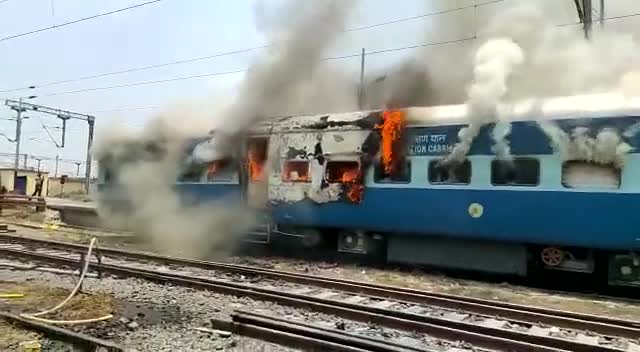 छपरा में प्रदर्शनकारियों ने ट्रेन की पूरी बोगी जला डाली, विरोध का ये तरीका जायज नहीं. #Agnipath #Agniveers