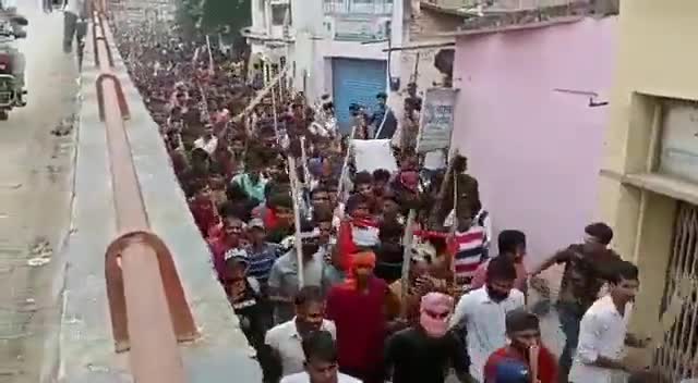#अग्निपथ_योजना के खिलाफ बनारस के युवाओं ने भी जबरदस्त विरोध जताया।
देश प्रेम की भावना के साथ कड़ी मेहनत कर तैयारी करने वाले युवाओं को सेना में भर्ती के नाम पर 4 साल देने  खिलाफ युवाशक्ति एकजुट और अक्रोशित है।
सरकार इस योजना पर पुनर्विचार करे
