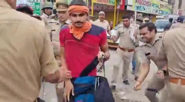 हुज़ूर: आगरा: अग्निपथ स्कीम का विरोध कर रहे युवाओं पर पुलिस ने भांजी लाठियां, लिया हिरासत में 
 
#Agniveers  #AgnipathScheme
