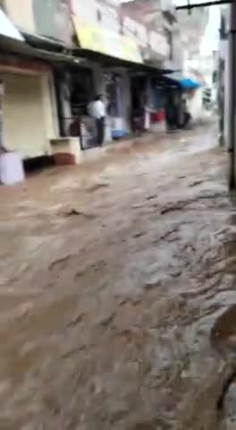 टोंक: #पुरानी टोंक में बहुत तेज बारिश होनें
की वजह से टैक्टर बेह गया