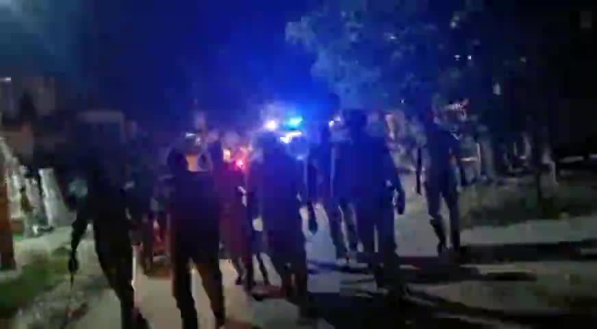 गोरखपुर: #फुटपैटरोलिंग
जिले के#बेलघाट पुलिस ने थानाध्यक्ष गौरव कन्नौजिया एंव चौकीइंचार्ज#कुरीबाजार सुधीरकुमार ने मय फोर्स के साथ@