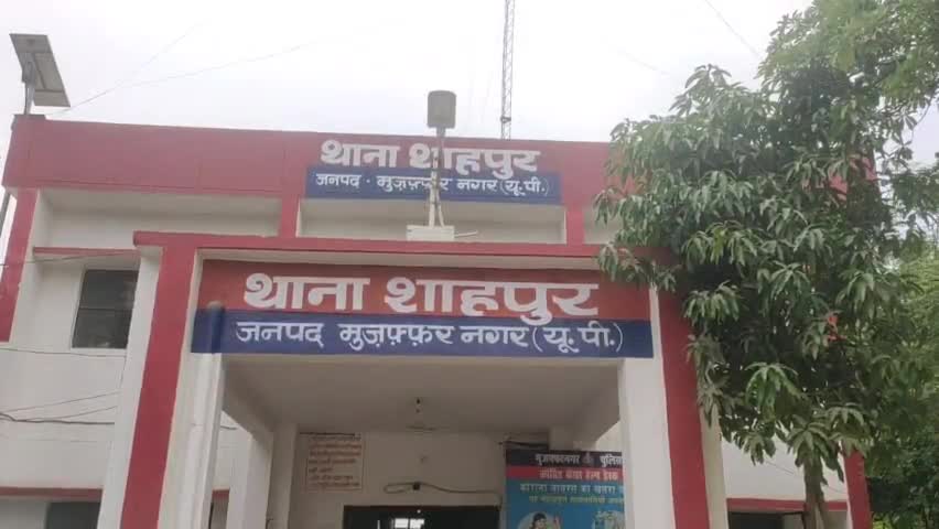 बुढ़ाना: शाहपुर पुलिस ने हत्या में फरार चल रहे अभियुक्त को गिरफ्तार कर भेजा जेल
#शाहपुर पुलिस