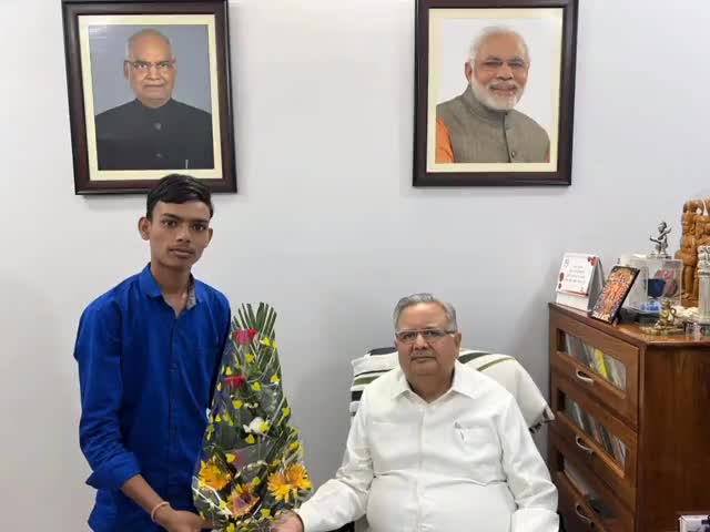 बेरला: छत्तीसगढ़ के पूर्व मुख्यमंत्री #श्री_डा_रमन_सिंह_जी से उनके निवास कार्यालय मे मुलाकात कर भेंट किया..

#पुरूषोत्तम_यादव।