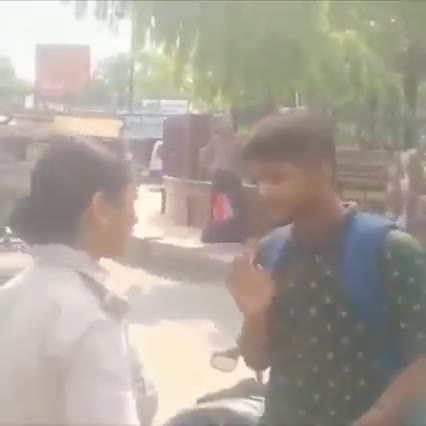 हम तो सुने थे की हेलमेट ना पहनने पर और ड्राइवरी लाइसेंस ना होने पर चालान होता है लेकिन ये पहली बार देखने को मिला की लाठी और थप्पड़ गिराया जाता है ये मोहतरमा गोपालगंज की #डीएसपी है और इनका बर्ताव देखिए इनका गुस्सा