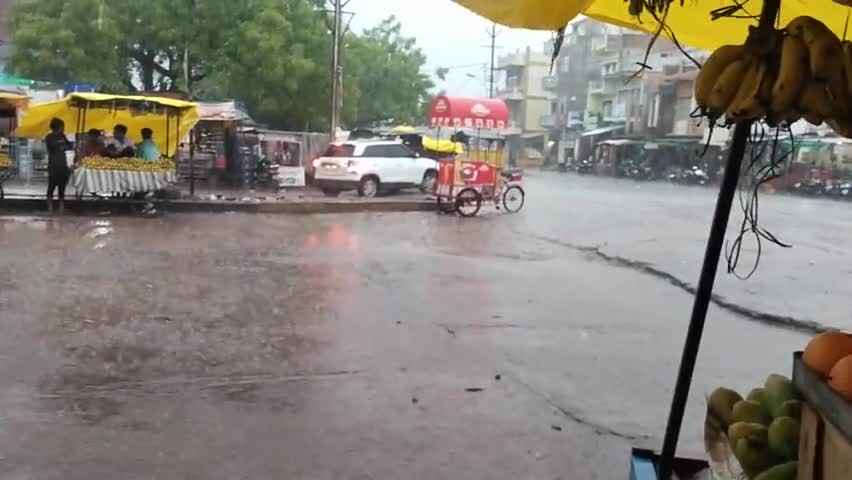 Palera में हुई जोरदार बारिश जिससे तापमान में आई गिरावट लोगों को गर्मी से मिली राहत #palera.news #palera #rainbow