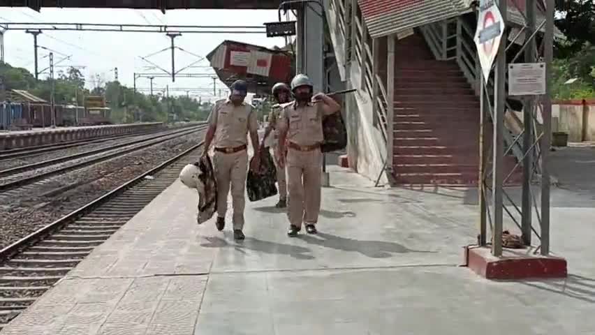 खलीलाबाद: #अग्नीपथ प्रदर्शन को लेकर #खलीलाबाद जंक्शन हुआ छावनी में तब्दील भारी पुलिस बल स्टेशन पर दिखा #मुस्तैद।
