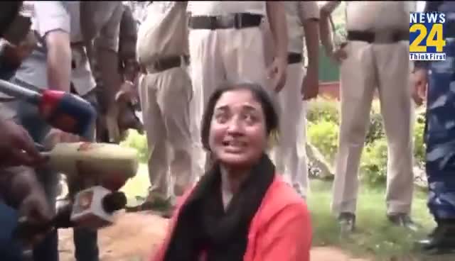 सभी के ह्रदय हैं रो रहे सभी को लगी चोट है,
अलका लांबा ने सही कहा मोदी के मन में खोट है ॥
#LambaAlka