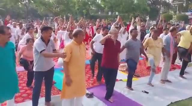 मोदी जी योग करते हुए. #YogaDay