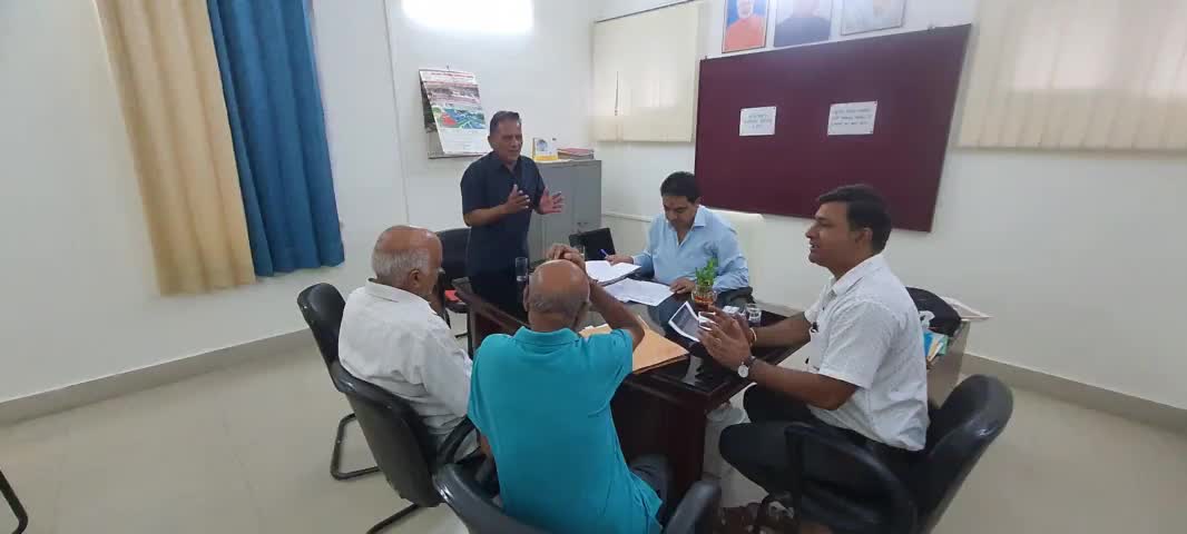 आज सिंचाई विभाग के अधिशासी अभियंता से मुलाकात कर कैंट विधानसभा की बिंदाल नदी से सटे मकानों के लोग की समस्या पर विचार विमर्श किया एवं उचित व्यवस्था हेतु शीघ्र कदम उठाए जाने पर जोर दिया।
#uttarakhand #PushkarSinghDhami #SatpalMaharaj #ukgovt
