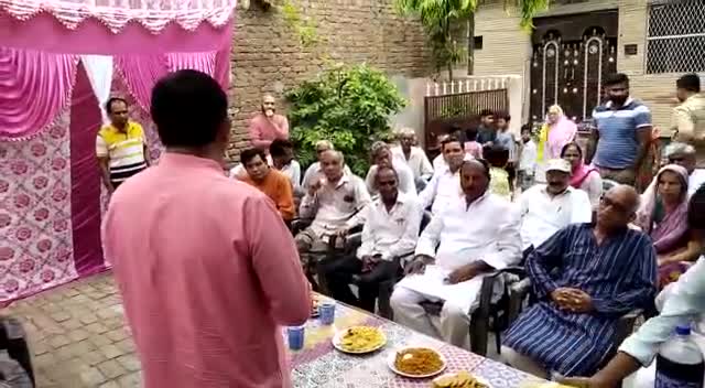 अग्नि पथ योजना के बारे में समझाते हुए अभिभावक व बच्चों को विधायक प्रदीप चौधरी जी #BJP4UP #JPNaddaji #mohitbeniwalbjp