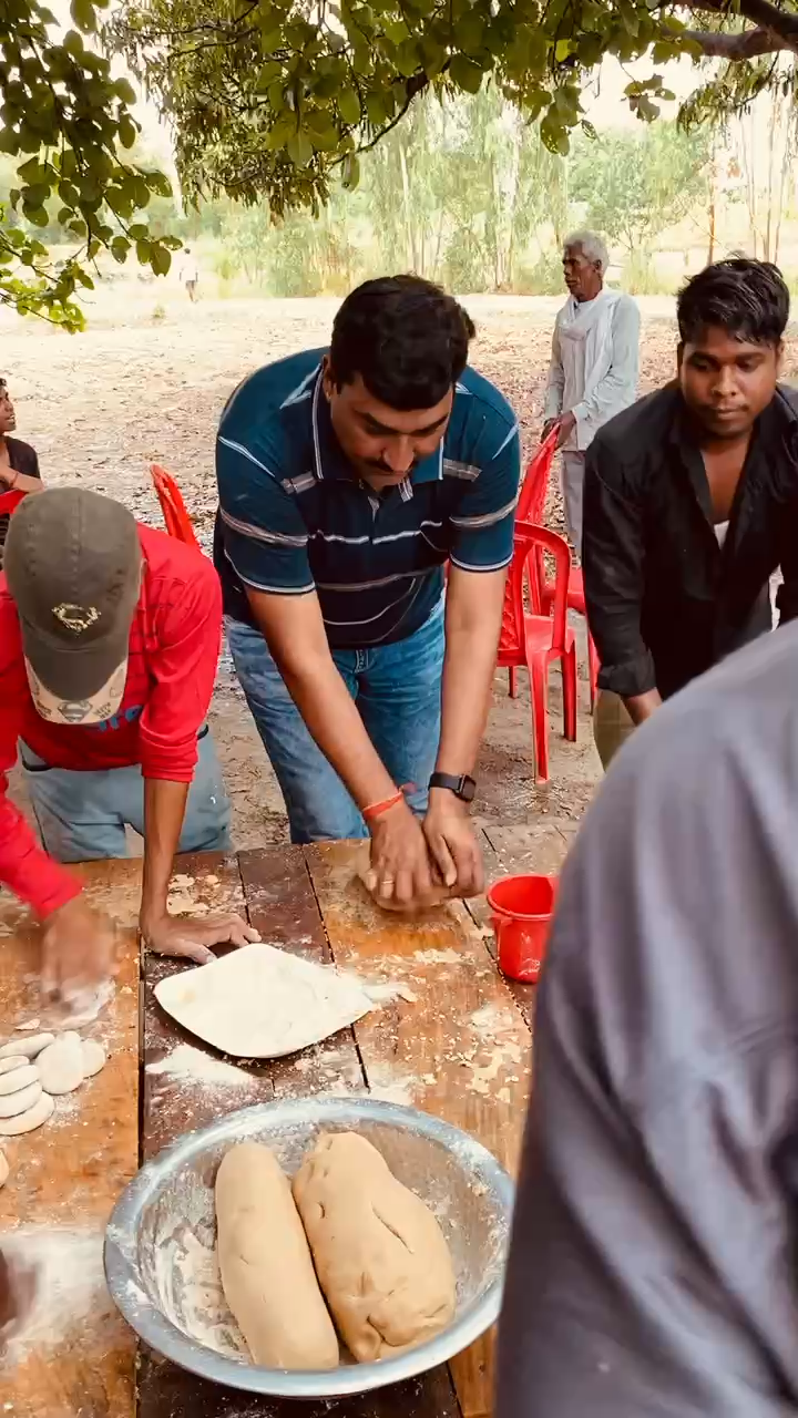 मेरे पत्रिक गावँ बसायकपूर में सहरी बाबा के स्थल पर विशाल भंडारा में सेवा करते हुए
 
#सहरी_बाबा_की_जय_जय 
#गावँ