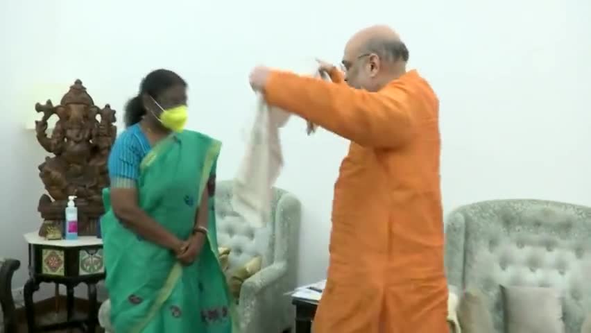 दिल्ली | केंद्रीय गृह मंत्री अमित शाह ने आज एनडीए की राष्ट्रपति पद की उम्मीदवार द्रौपदी मुर्मू से मुलाकात की।  #AmitSha