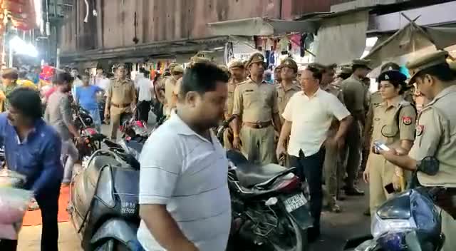 #DIG/#SSPAGRA द्वारा #CO_छत्ता एवं अन्य पुलिस बल के साथ #थाना_मंटोला_रकाबगंज_छत्ता सहित अन्य क्षेत्रों में पैदल गस्त की.