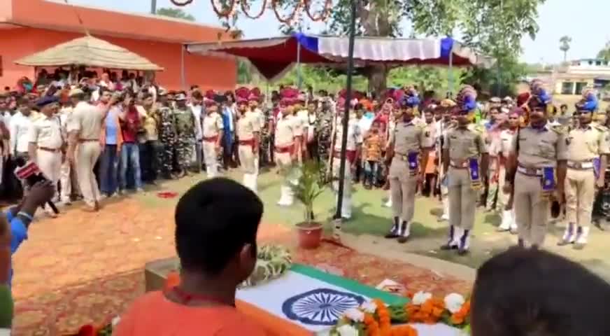 #रोहतास: शहीद धर्मेंद्र सिंह का पार्थिव शरीर पहुंचा पैतृक गांव सरैया, अंतिम दर्शन को काफी संख्या में पहुंचे लोग,