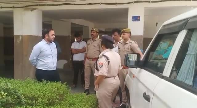 #थाना_ताजगंज क्षेत्र में चौथी मंजिल से गिरकर महिला की मौत,लिव-इन में व्यक्ति के साथ रहती थी महिला,जांच मे जुटी पुलिस...