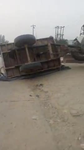 खलीलाबाद: #Khalilabad sant Kabir Nagar ke barai tola ke pass #Highway ke kinare cement se Ladi tali palti driver salamat