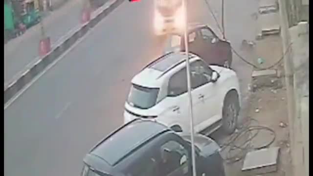 आदर्श नगर थाना इलाके में एक कैंपर ने रोड पर खड़ी तीन लग्जरी गाड़ियों को किया क्षतिग्रस्त.
#news #crimenews #updates
