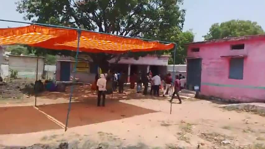 टीकमगढ़: baldeogarh के लड़वारी बूथ पर अनिमिताये 2 लोग फर्जी वोट डालते पकड़े #हर्षित #बुंदेलखंड 
#sptikamgarh
