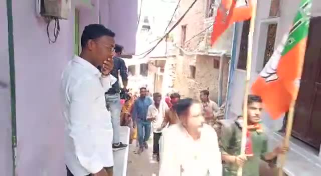 आज वार्ड क्र०18 में भारतीय जनता पार्टी की पार्षद प्रत्याशी श्रीमती संतोष ओमप्रकाश राठौर के चुनाव कार्यालय का उद्घाटन किया और वार्ड में जनसंपर्क किया एवं जनता का अपार समर्थन मिला।  

#सबका_साथ_सबका_विकास